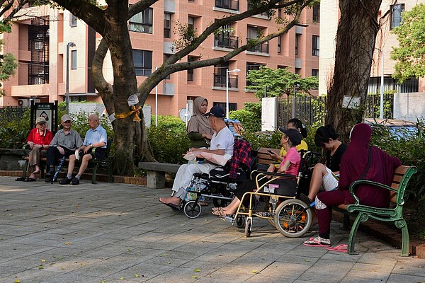 東明國宅住戶年齡層偏高，一旁的東明公園隨處可見長者與照顧老年人的外勞。（好房網News記者 陳韋帆／攝影）