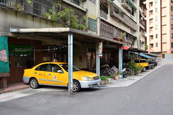屋子是以「坪」做為計價單位,而車位是以「個」來計價,有些不肖賣家,會把算坪數與算個的混在一起用坪數計算,讓購屋新手當冤大頭。(好房網News記者 陳韋帆/攝影)