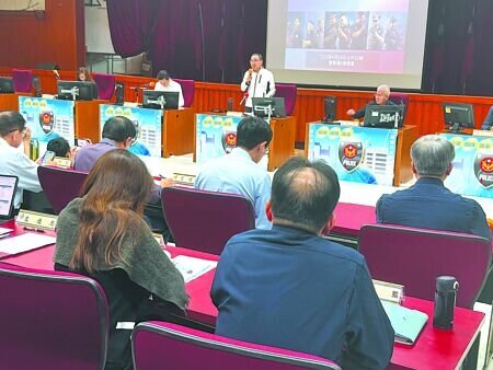 新北市長侯友宜(正面右二)14日主持4月治安會報。(王揚傑攝)