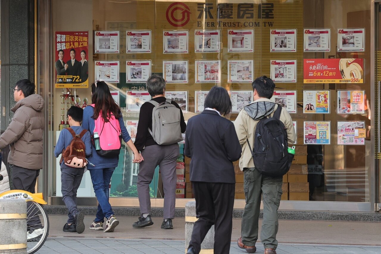 社群論戰中常出現「買房會窮一輩子」的說法,但網友精闢點破:窮到只剩一間房,本質上仍擁有數百萬甚至千萬的資產。記者許正宏/攝影