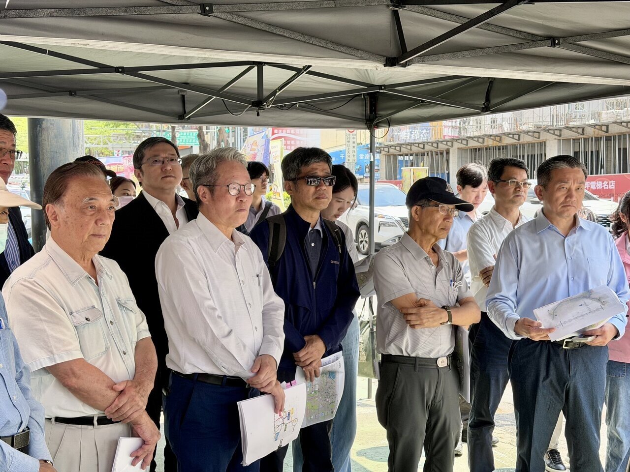 行政院去年10月正式核定第一期藍線綜合規畫報告後,今由公共工程委員會主委陳金德(前排左二)率隊現勘並開審議會議,也象徵台南首條捷運第一期藍線邁入最後一哩路。記者萬于甄/攝影