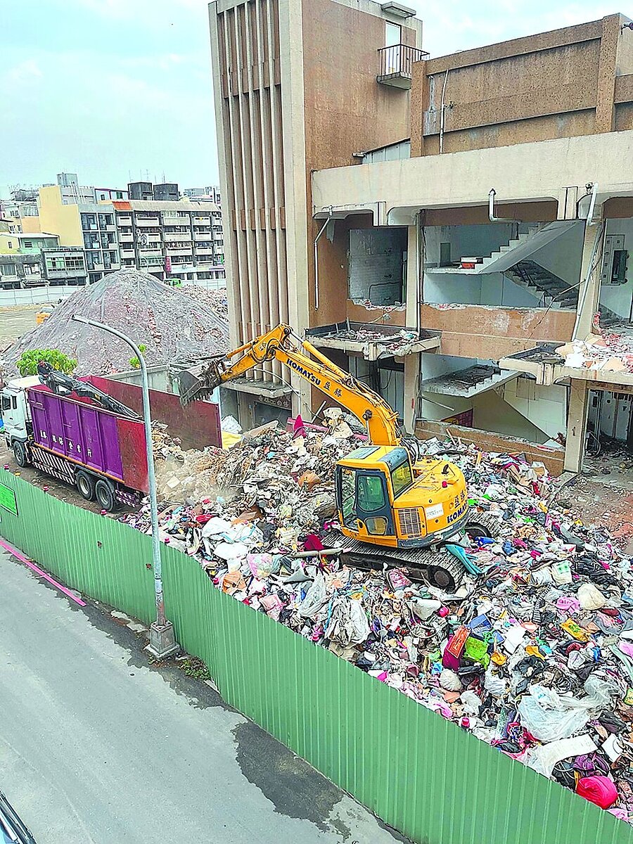 台中市議員陳俞融14日指出,中央市場拆除工程近尾聲,竟有工程車將廢棄物倒入現場。圖/陳俞融提供