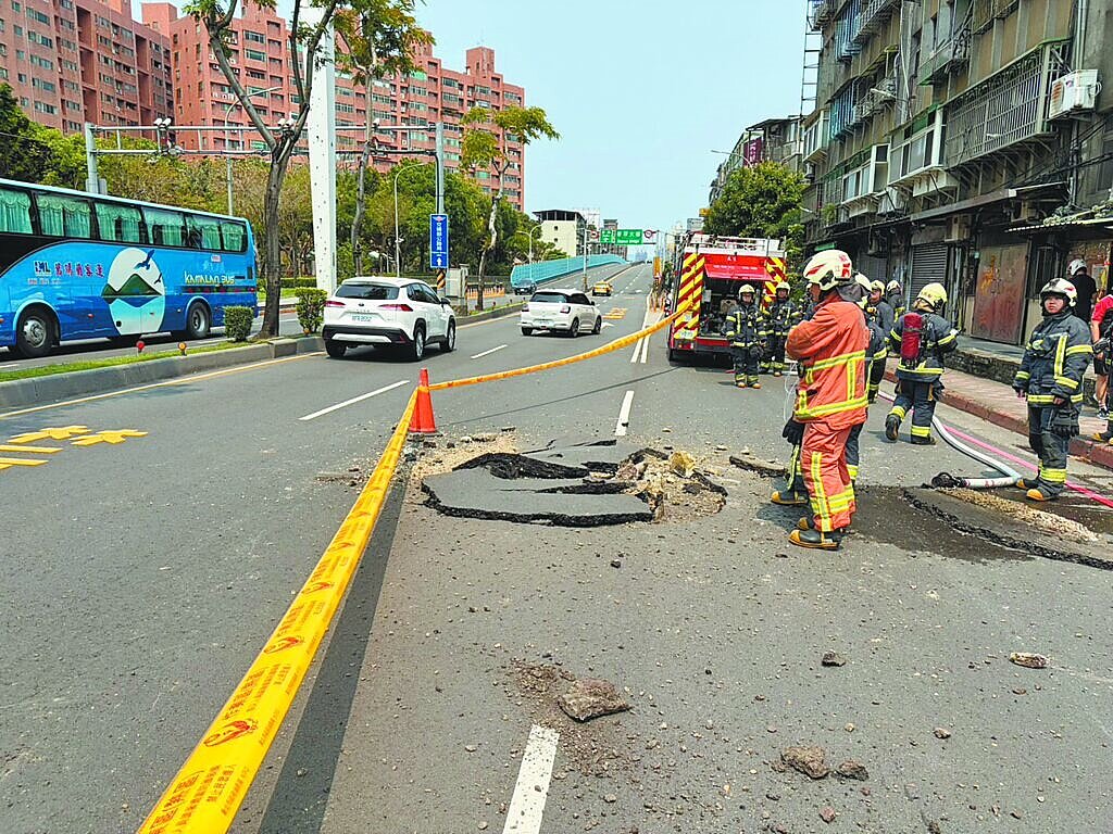 新北市板橋區縣民大道二段14日中午因地下高壓電纜故障,路面突然炸開,現場出現約2平方公尺的坑洞,所幸無人員傷亡。圖/新北市消防局提供