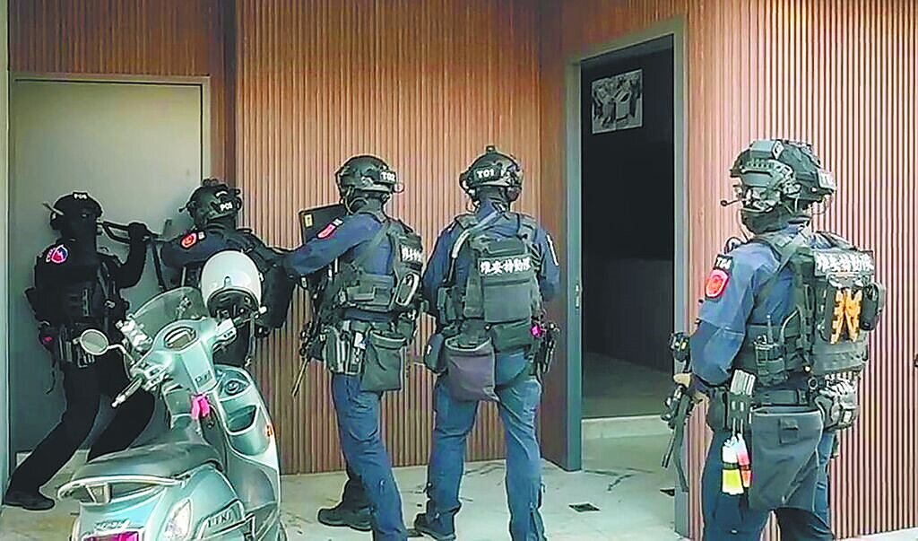 台南市刑大長期布線,日前在佳里區一家茶行強行破門,查獲「工地蟑螂」黑幫組織。圖/讀者提供