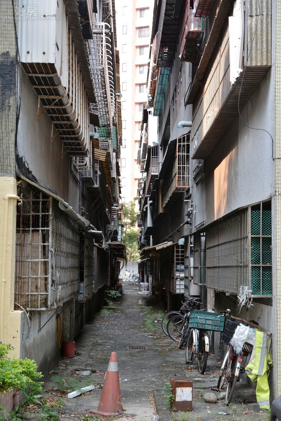 40歲羅姓工人在蘆洲施作冷氣工程時,意外跌落防火巷中並失去生命跡象,圖為防火巷示意圖,非當事地點。(好房網News記者 陳韋帆/攝影)