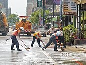 垃圾車翻覆　臭街洗2次