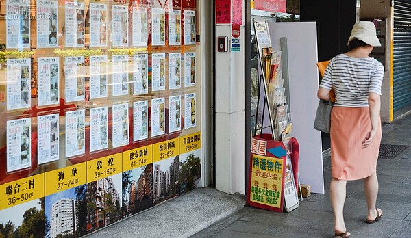 房市冷清，民眾路過房仲店面連看都不看一眼。（好房網News記者 陳韋帆／攝影）