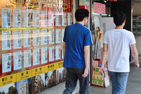 樓上屋主要售房 想買卻不想透過房仲?網搖頭:不會比較便宜 房市冷清,民眾路過房仲店面連看都不看一眼。(好房網News記者 陳韋帆/攝影)