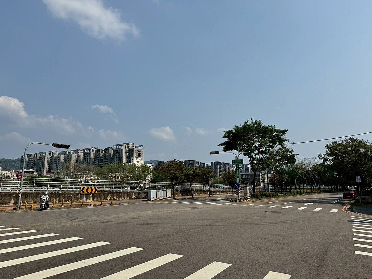 北台中預售市場近期出現明顯的「近距價差」現象，僅因一河或一路之隔，單價出現每坪約10萬元落差。圖／好房網News記者林和謙／攝
