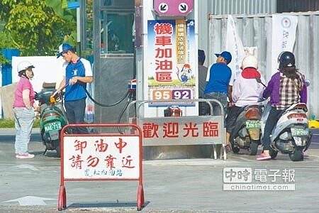 高市環保局抽查71家加油站,有8家油氣回收不符標準,多半是因設備老舊挨罰。(林宏聰攝)