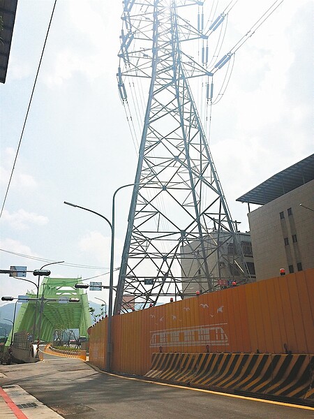 「卡卡的!」 新社后橋往福德一路方向,一下引道馬上遇高壓電塔,影響通行。 記者王柔婷/攝影