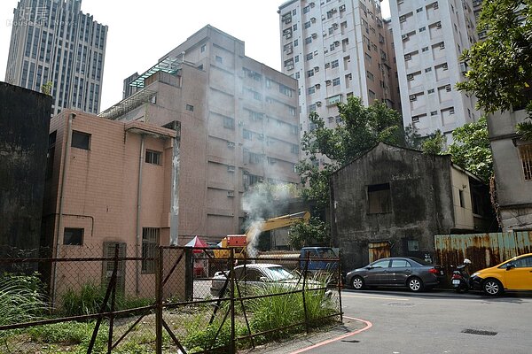 位於文山區久康街24巷的木柵公營住宅,本日正式動工拆除地上物。(好房網News記者 陳韋帆/攝影)