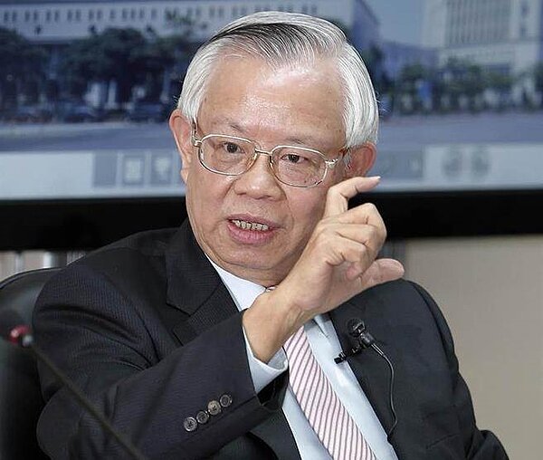 中央銀行24日舉行104年第3季理監事會議，宣布降息半碼，總裁彭淮南出面說明會議內容。（中國時報記者姚志平攝）