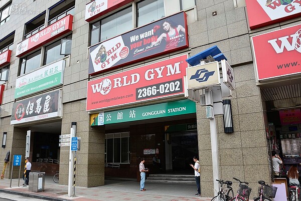 捷運公館站2樓開設了健身房,但疑似更改室內結構造成居民抗議反彈。(好房網News記者 陳韋帆/攝影)
