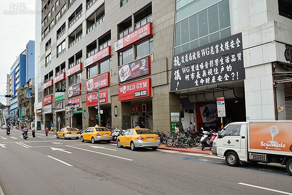 有住戶向建管處檢舉,有住戶疑似違法改建夾層及陽台把外推。(好房網News記者 陳韋帆/攝影)