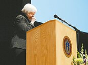 葉倫喊出「美今年內升息」　演講完突不適…