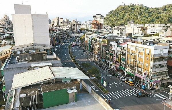 大眾捷運法部分條文違憲，北捷萬隆站旁的鄭姓地主，可據此聲請「撤銷徵收處分」的行政訴訟再審，以爭取權益。( 記者鄭清元／攝影)
