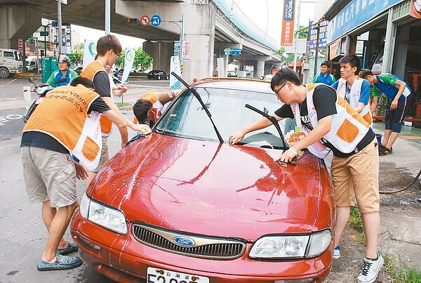 台灣年輕人晚進職場，出現歐美常見的「Yo-Yo現象」。圖為學生志工洗車。 報系資料照