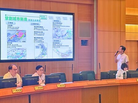 
新北市城鄉局長黃國峰（站立者）15日說明8年來城鄉治理轉型的成果。（高鈞麟攝）
