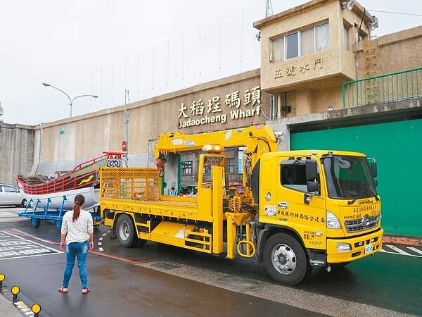 水利處昨已吊離大稻埕碼頭的唐山帆船，河濱地區內的設施及物品昨晚8時前全數撤空。 記者張世杰／攝影