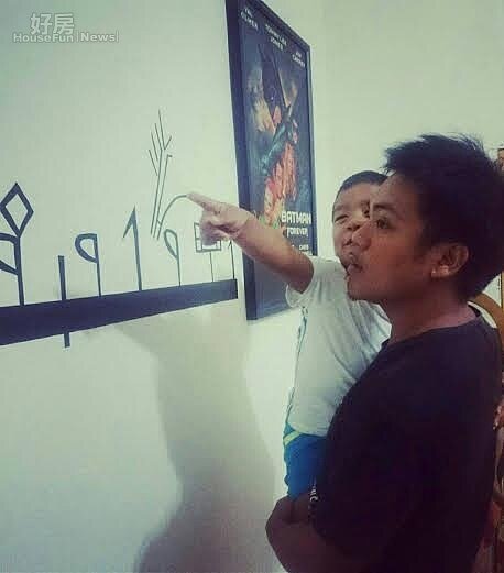 5.除了用蠟筆塗鴉,撒基努也利用璧貼來佈置空間,創作風格明顯也是走原住民路線。