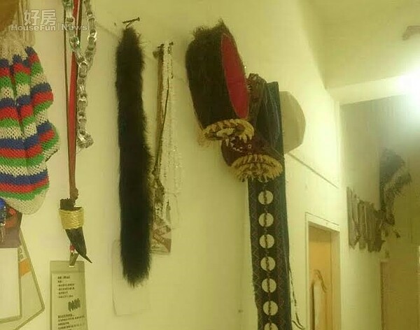 3.屋內到處都可見到木鼓、頭飾、長鍊、領巾、傳統服飾等原住民特色物品。