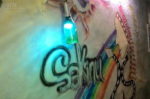 4.學美術出身的撒基努,一時興起拿起蠟筆在牆上塗鴉創作,成了牆面最好的裝飾。