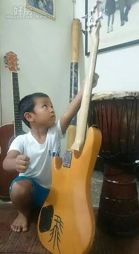 6.撒基努經常邀請三五好友來家一起玩音樂,因此家裡可見到擺滿吉他、Bass、傳統木鼓等多種樂器。