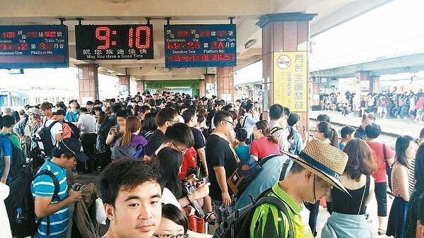 台鐵花蓮車站一早湧入北返人潮,車廂走道也站滿乘客。( 記者王慧瑛/攝影)