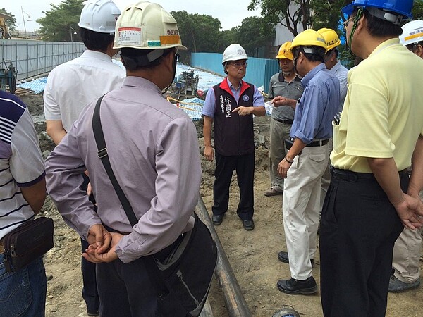 立法委員林國正前往現場勘查,並嚴厲要求相關單位應嚴密調查,並盡速提交分析報告。(圖/立委林國正臉書)