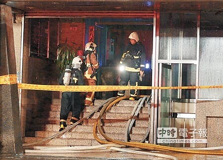 
惡火肆虐↑→北市長安東路1棟商辦大樓9樓28日傍晚發生火災，延燒整層，消防隊據報後趕赴滅火，消防隊員徒步爬樓梯進出火場大樓。其中5名消防員被火燙傷，所幸送醫後已無大礙。（王錦河攝）
 