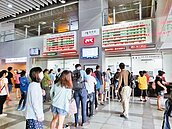 強颱杜鵑攪局　中秋收假「比過年還誇張」