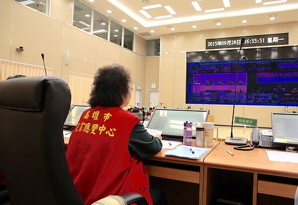 陳菊宣布正常上班上課,引起上萬網友筆戰.(翻攝自陳菊Facebook粉絲頁)