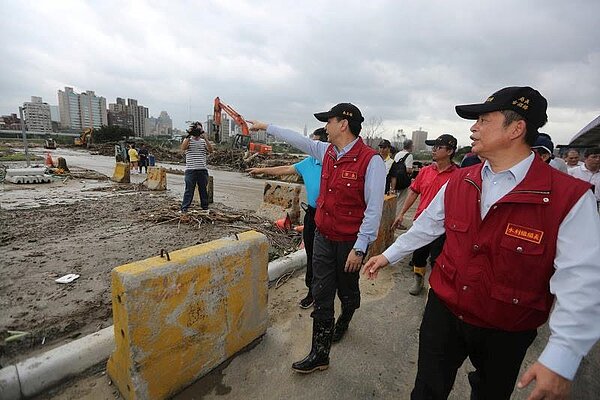 朱立倫強調，放颱風假不是受到民意影響．（翻攝自朱立倫Facebook粉絲頁）