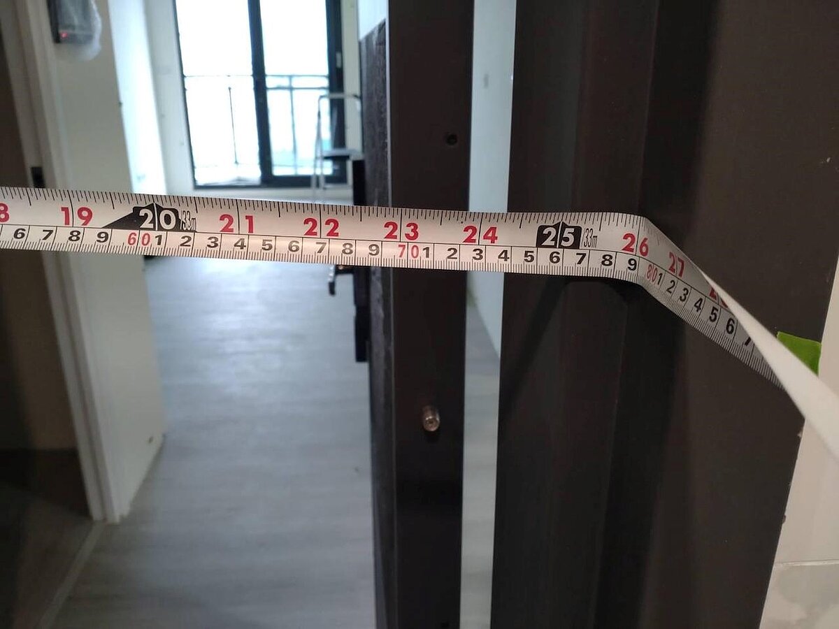 一名網友在「靠北建商2.0」投稿指出，「玄關大門不符合預售樣品屋及廣告DM寛度，建商只願意補償搬家俱吊車費用。」並上傳大門實測淨寬僅70公分的照片。圖／取自靠北建商2.0