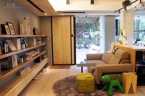 2.公司對面即為萬福公園,特別設計一大片落地窗,將外頭綠意盎然的氛圍帶進室內。