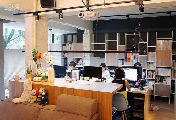 3.整體採開放式空間,主要分成會議與辦公兩塊區域。