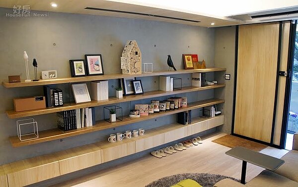 4.休閒區規劃上以藝廊概念為出發點,沙發前一大面展示牆上擺滿著插畫框畫、獎牌等毛毛蟲歷年來作品。