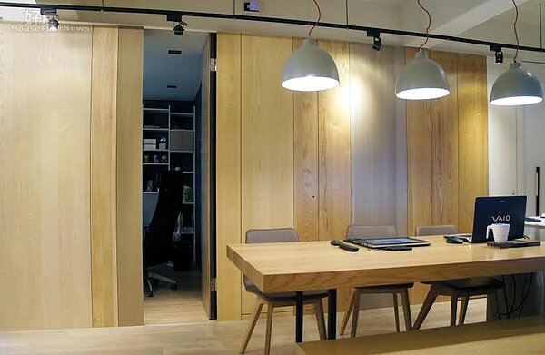 8.衛浴間和個人休息室,也都採融入門片後的隱藏式設計,讓整體空間更具開放感。