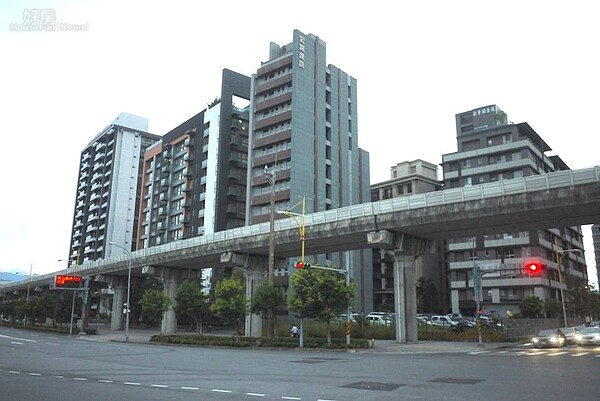 南港軟體園區站旁許多小豪宅產品,但緊鄰軌道成為房價致命傷(好房網News記者賈蓉/攝影)