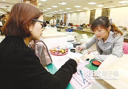 央行降息後,房貸戶將在10月起陸續受惠。圖/本報資料照片
