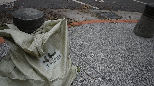 杜鵑颱風過後,台北市府加派清潔隊整理市容(好房網News記者賈蓉/攝影)