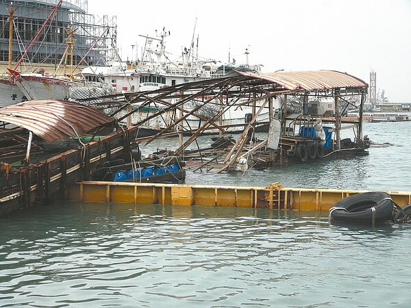 颱風加上超級大潮,海水突暴漲,超過登船碼頭可負荷的高度,以鋼骨支撐的碼頭不堪負荷,遭水浮力扯斷,應聲斷成兩截,遮雨棚也遭強風吹走。 記者余采瀅/攝影