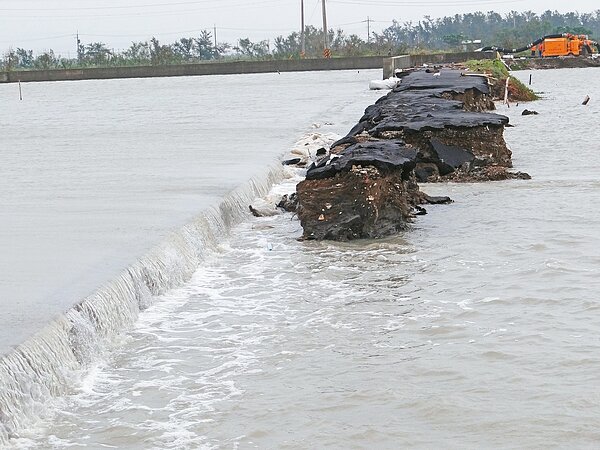 布袋鎮好美里金陵排水外堤,昨天凌晨被強風巨浪沖破,海水一洩而下,嚇壞當地居民。 記者黃煌權/攝影