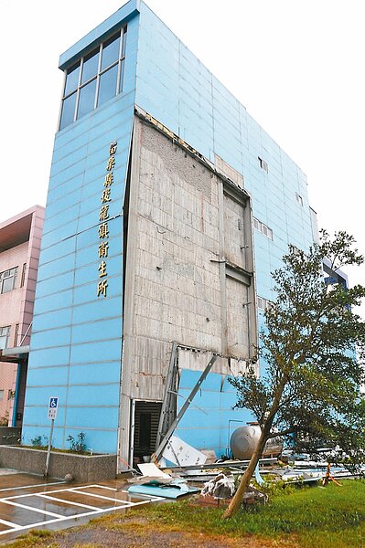 後龍鎮衛生所大面積外牆被杜鵑颱風吹掀，居民看了傻眼。 記者張裕珍／攝影