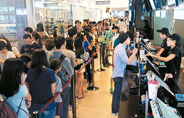 地方政府對颱風假很難拿捏，杜鵑颱風已過，大台北區民眾又賺到一天颱風假，昨天一早東區電影街，百貨公司中午時分都已擠滿人潮。 記者林俊良／攝影