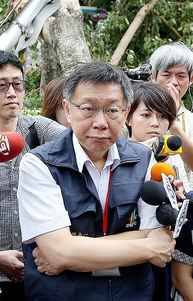 台北市長柯文哲(中)昨天上午前往民生社區視察街道恢復情形。 記者余承翰/攝影