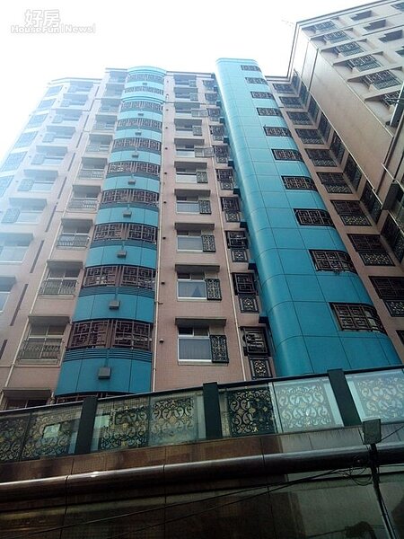 1「逸仙雅仕」隱身在光復南路、信義路四段口的巷弄裡，鬧中取靜。