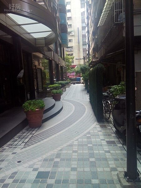 2隱身在小巷內的「逸仙雅仕」,環境維持得整齊清潔。