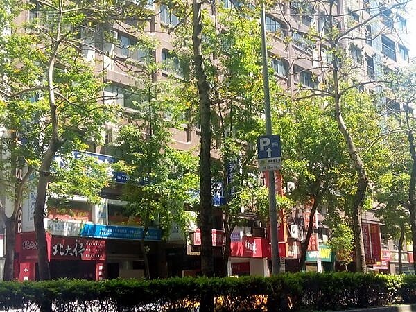 3「永馨大樓」屋齡超過十年,是光復南路早期的知名大樓。